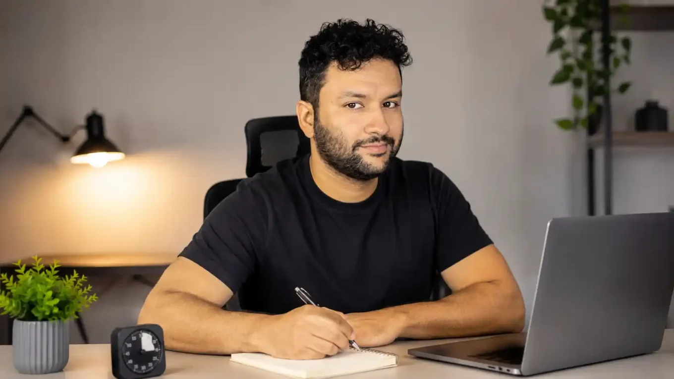 Entenda como parar de procrastinar criando hábitos, reduzindo distrações, valorizando pequenos avanços e tornando a execução mais fácil no dia a dia.