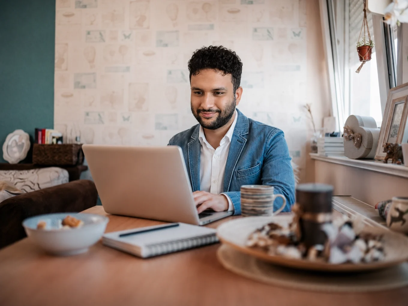 Marketing orientado por dados com CRM, site, mídia e atendimento integrados antes do dashboard